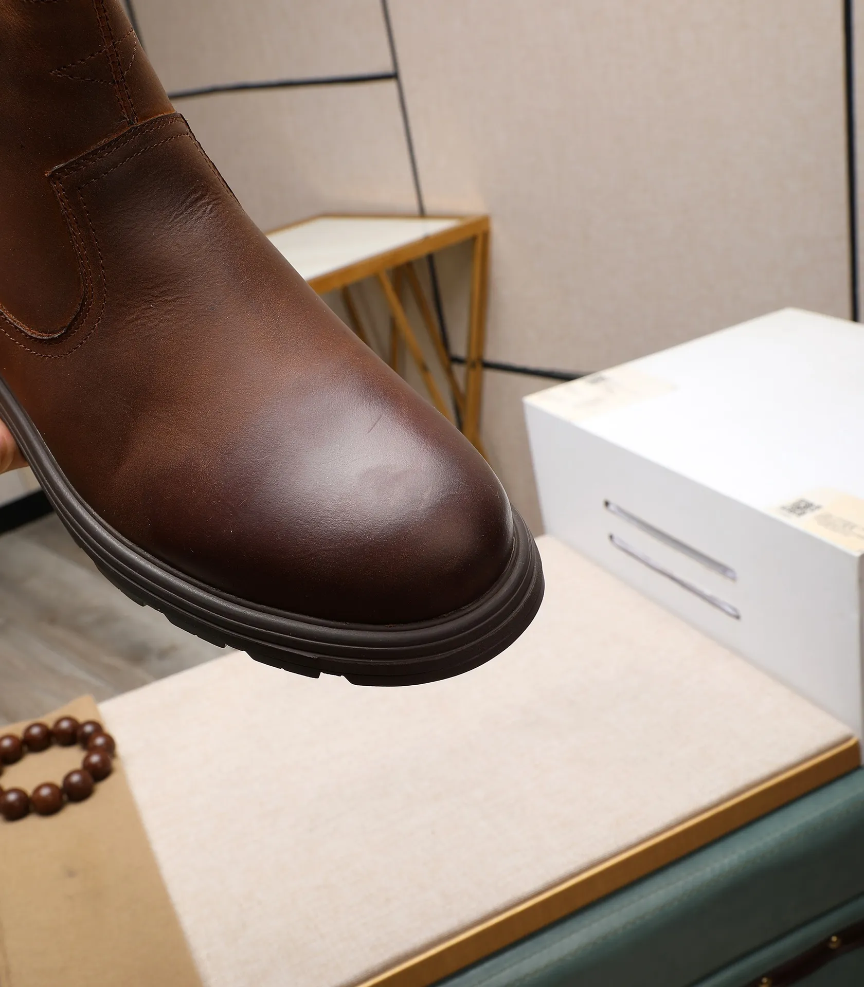 Men's men's shoes💰640 UGG (100% genuine wool lining, 10% off for fake ones) Please pay attention to the quality of the original order and compare the thickness of the wool🏮🏮Hot-selling UGG from Australia's warm luxury brand men's shoes, the official website is synchronized, Beckham men's style..., made of imported top-layer waxed cowhide, waxed toe cap, Australian real wool velvet lining Carefully sewn...Imported rubber Martin boots outsole (comfortable, soft and wear-resistant). I really like the quality..Exquisite workmanship. You can't put it down at first sight. Size 39-44